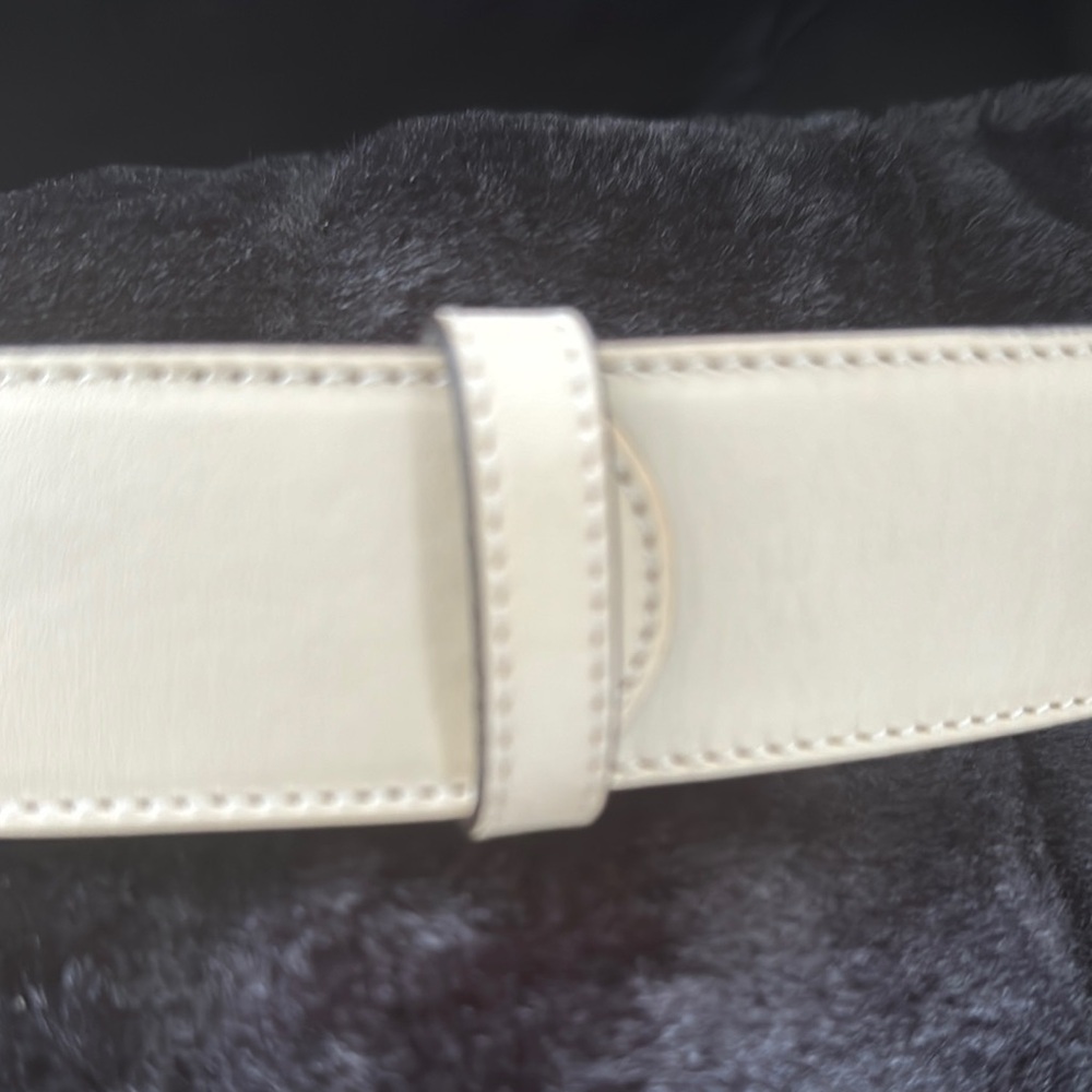 Gucci Cream Leather Belt with Gold Buckle. This belt is 🔥like new. - Picture 4 of 6